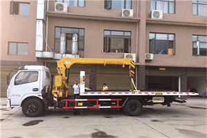 九渡河附近汽车轮胎更换